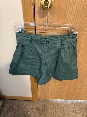 Uniqlo High Waist Pleated Shorts in Green